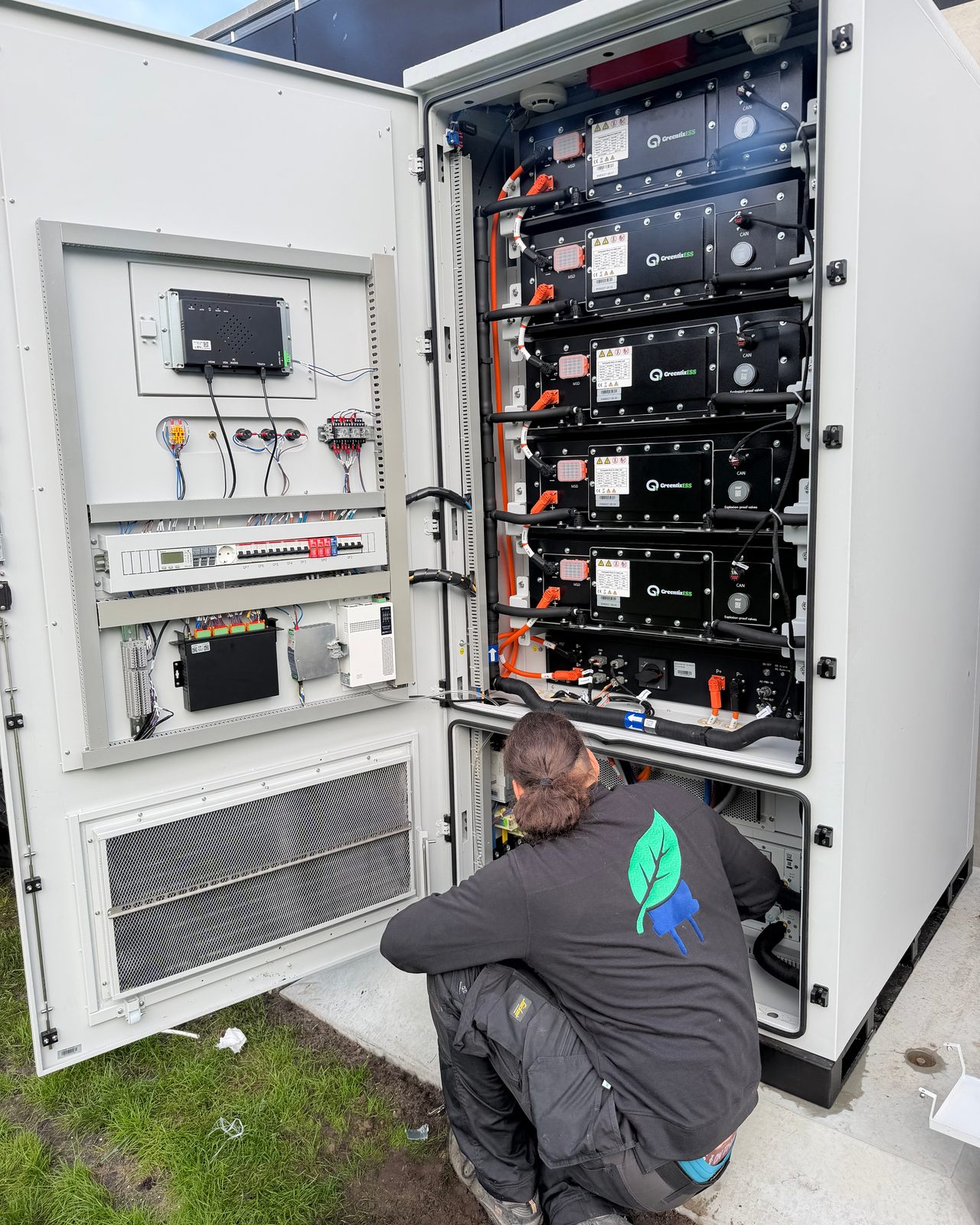 Monteur van Salm & Helm sluit een zakelijke batterijkast aan