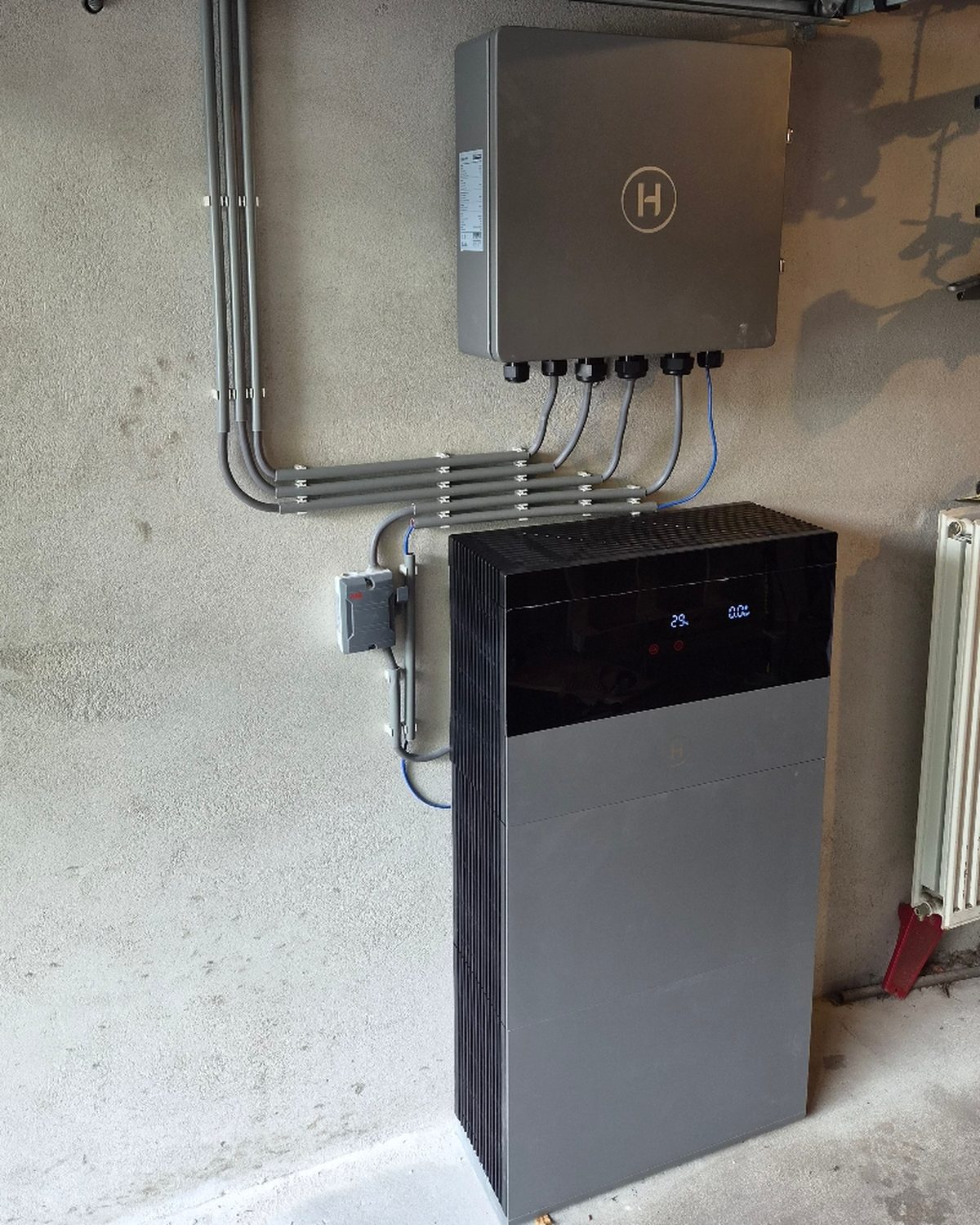 Hoymiles-thuisbatterij met omvormer in een garage