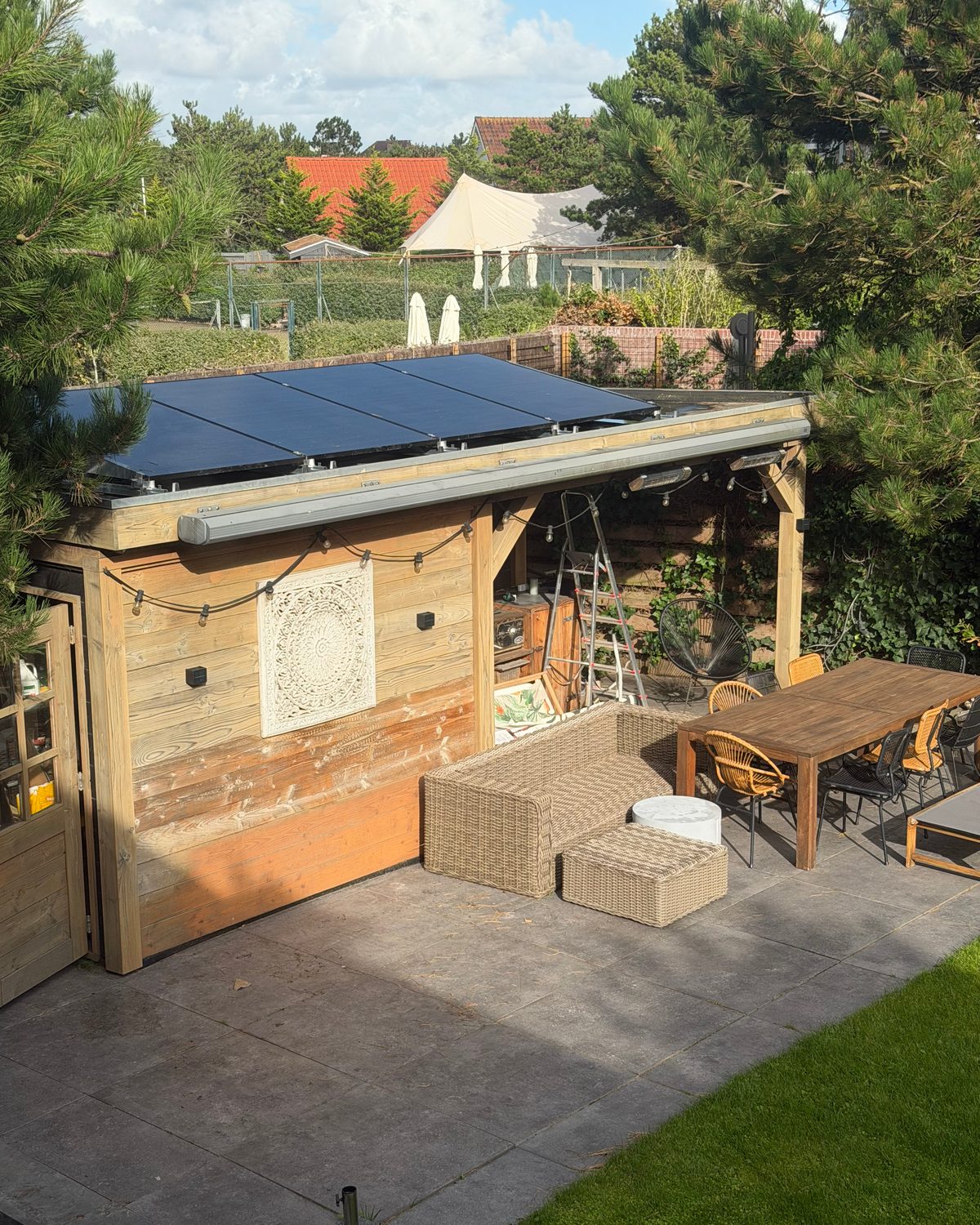 Zonnepanelen op een tuinoverkapping
