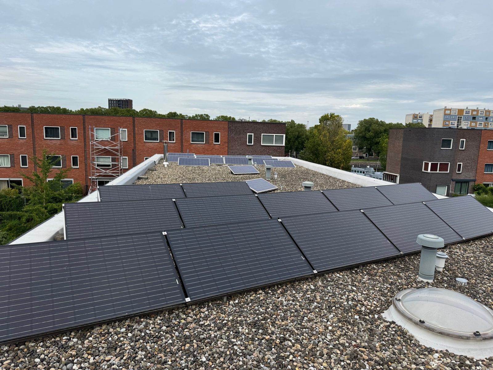 Zonnepanelen op een plat dak in de stad, geplaatst door Salm & Helm