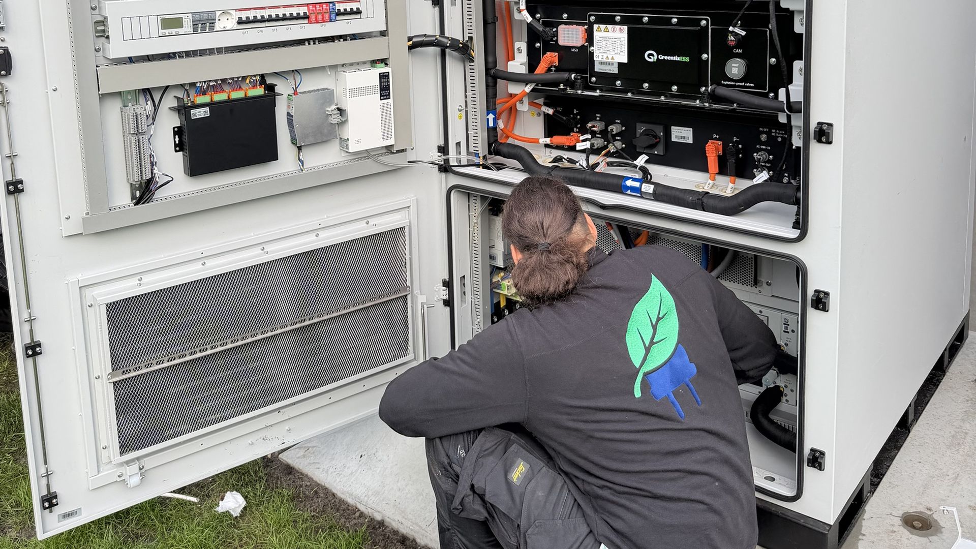 Monteur van Salm & Helm aan het werk in een geopende batterijkast