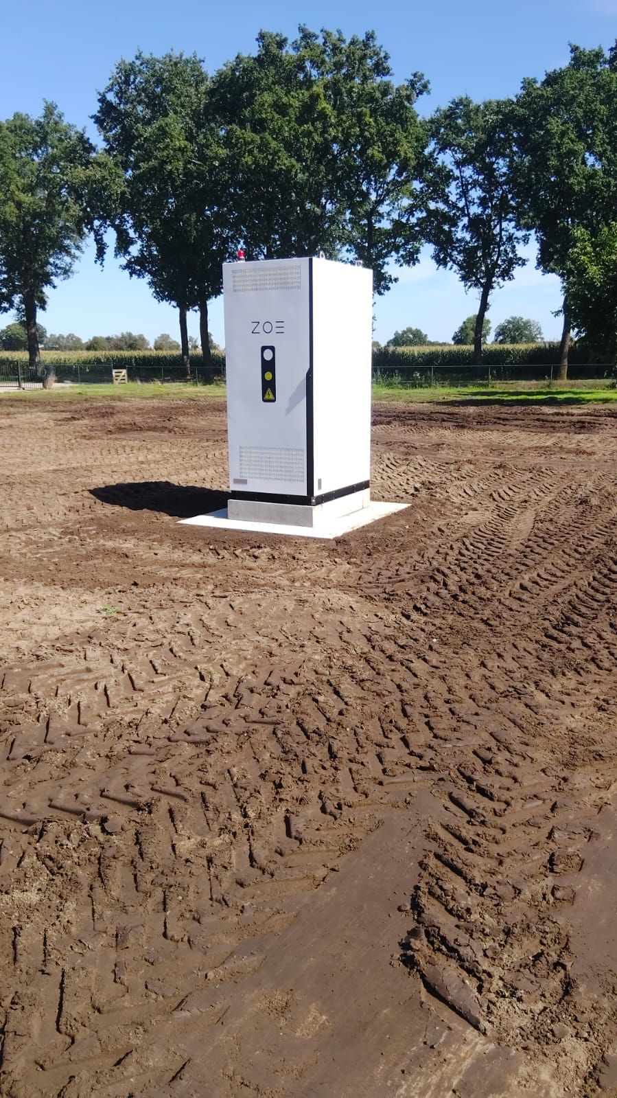 Batterijkast van 261 kWh op een betonplaat op het erf