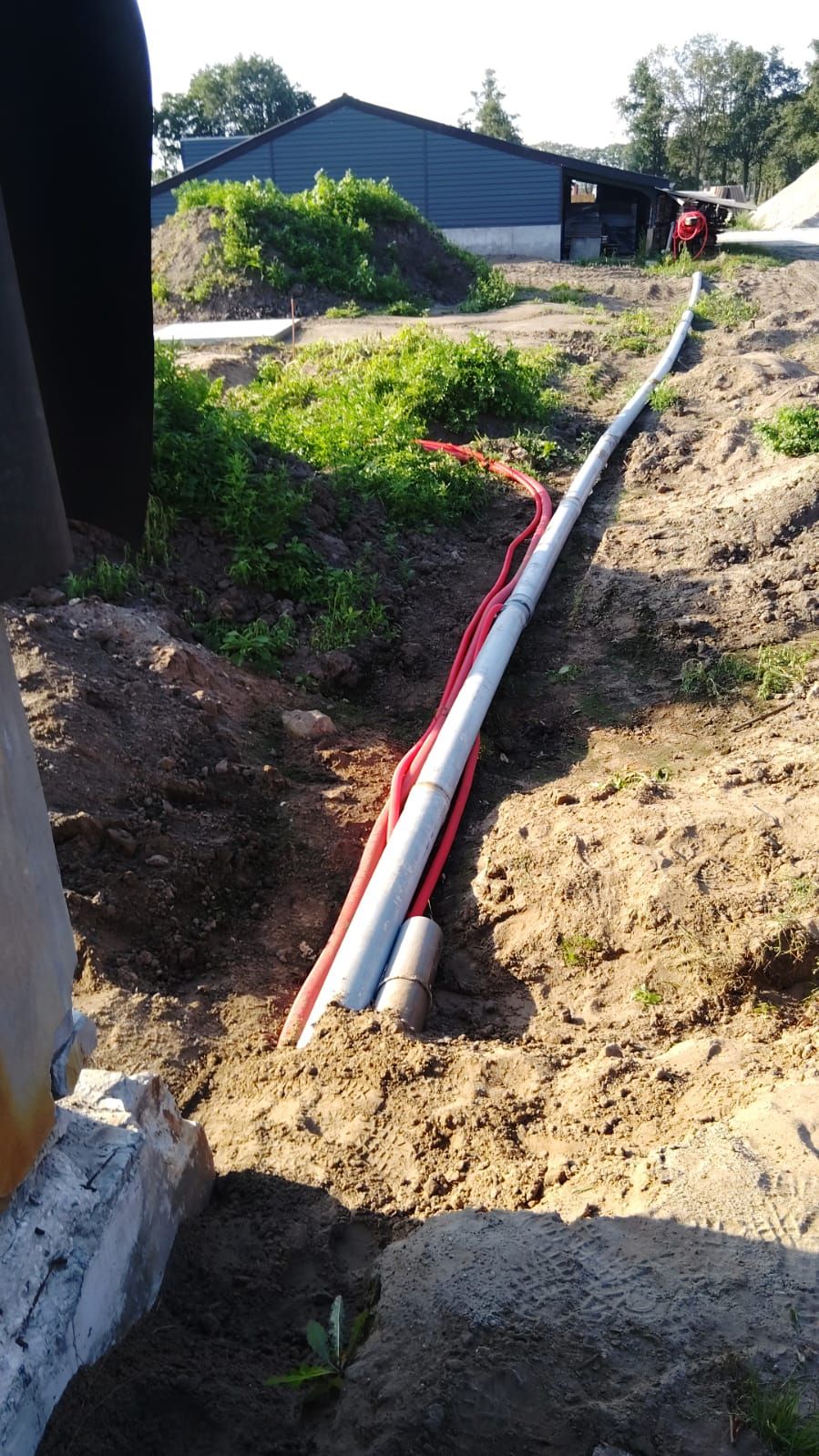 Kabeltracé met mantelbuizen richting de batterij