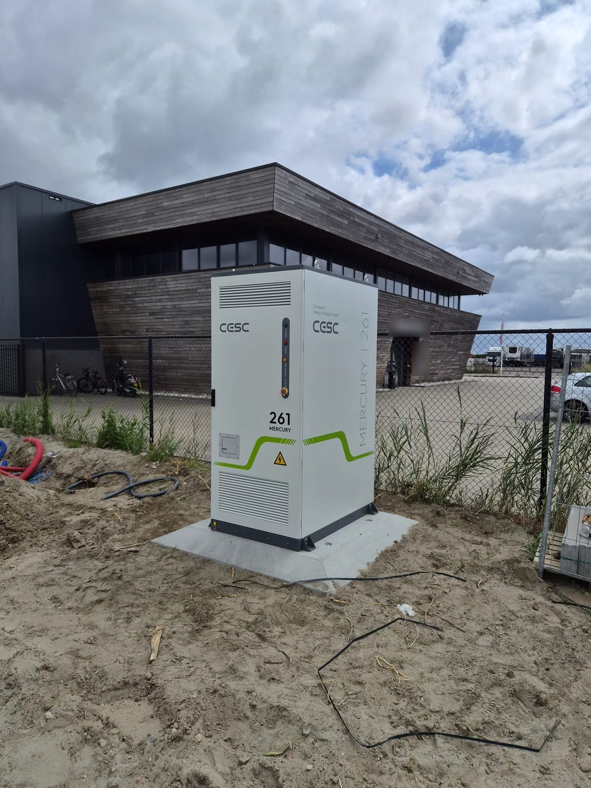 CESC-batterijkast van 261 kWh naast het bedrijfspand in Yerseke