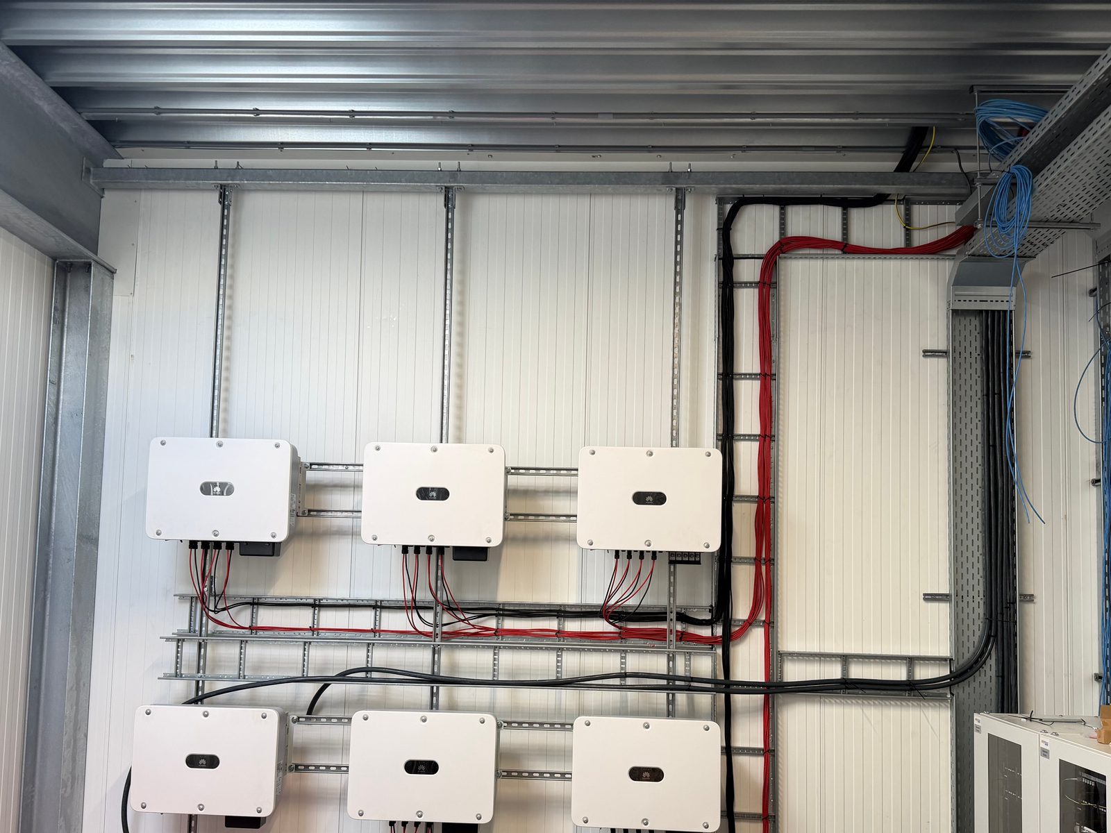 Zes omvormers en kabelgoten in de technische ruimte