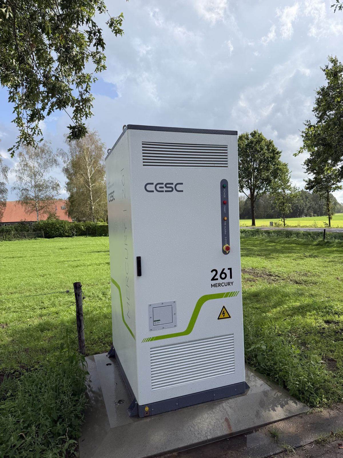 Batterijkast van 261 kWh op een betonplaat in het weiland