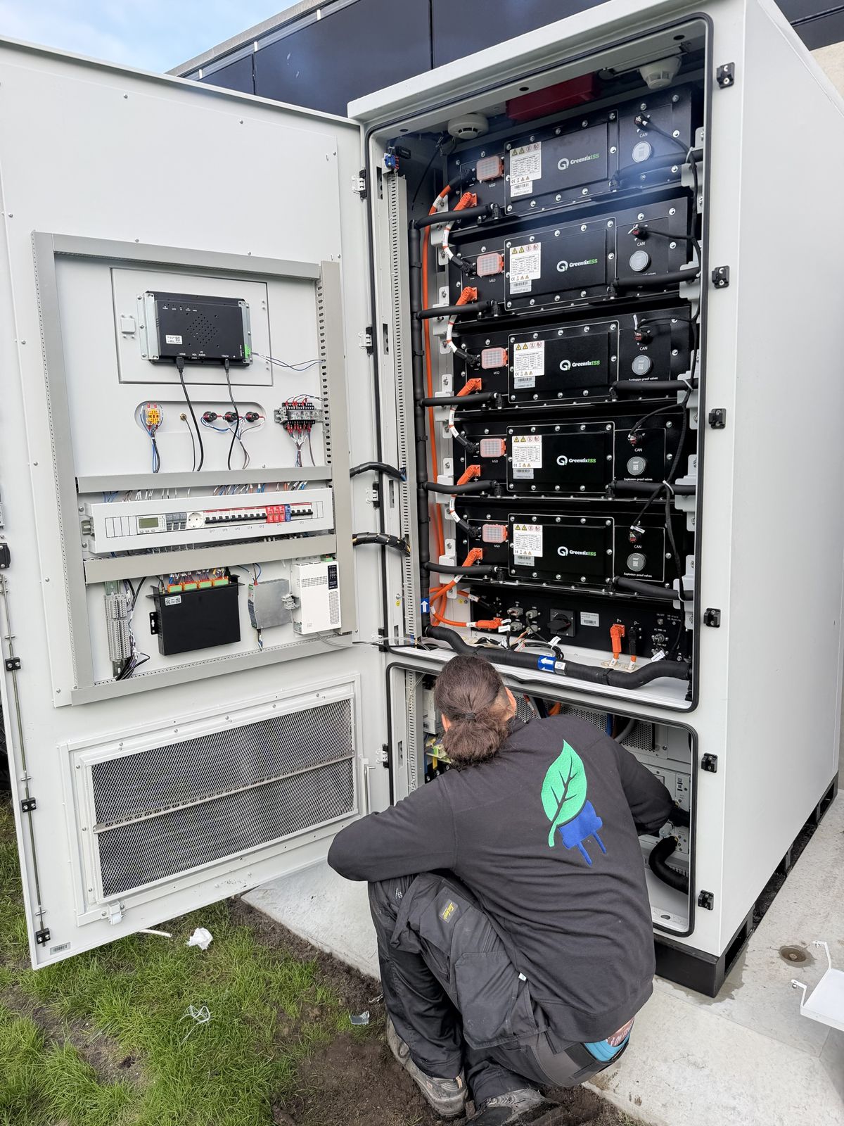 Monteur van Salm & Helm aan het werk in een geopende batterijkast