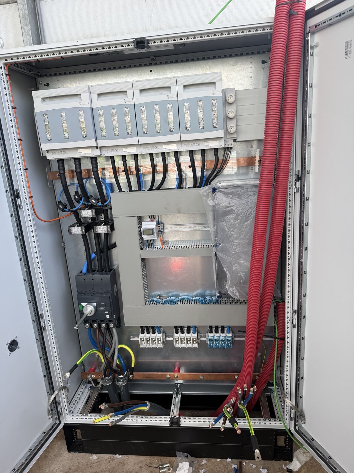 Binnenzijde van de nieuwe verdeelkast voor de batterijopslag