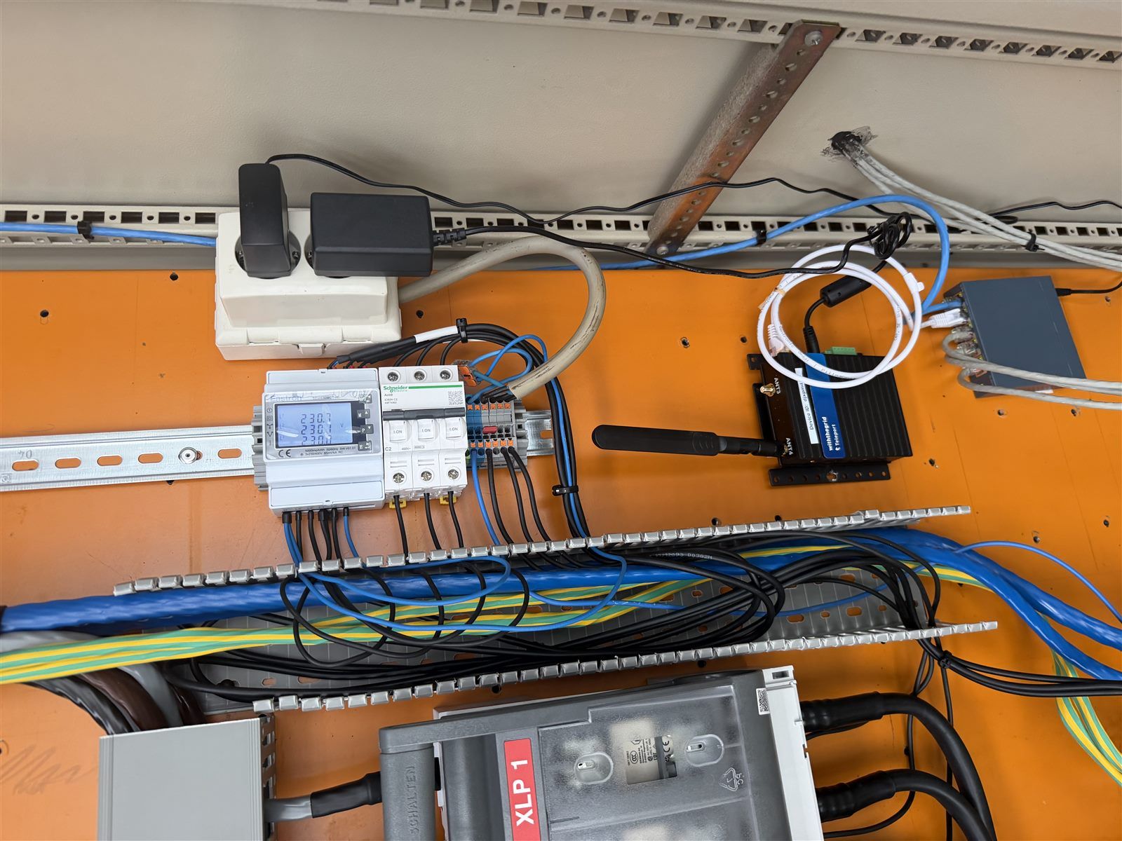Paneel met kWh-meter, EMS-gateway en netwerkswitch