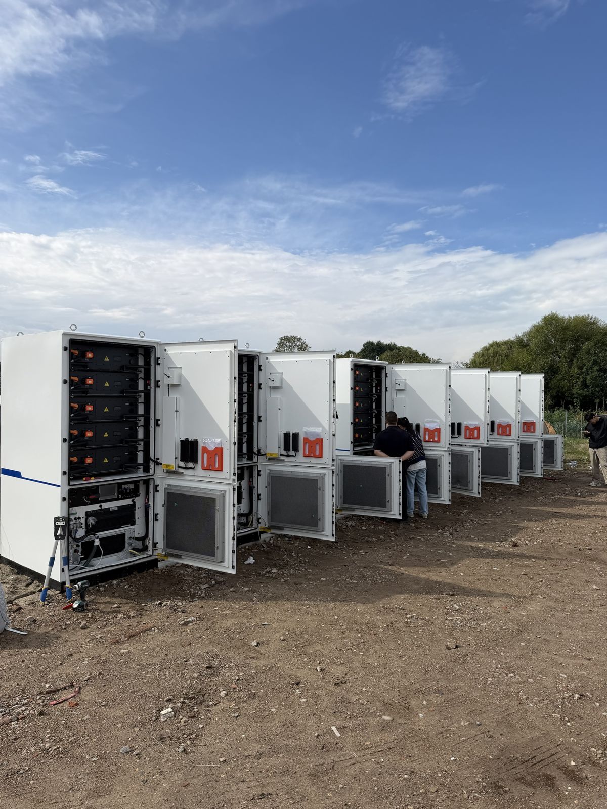 Acht batterijkasten op een rij tijdens de inbedrijfstelling