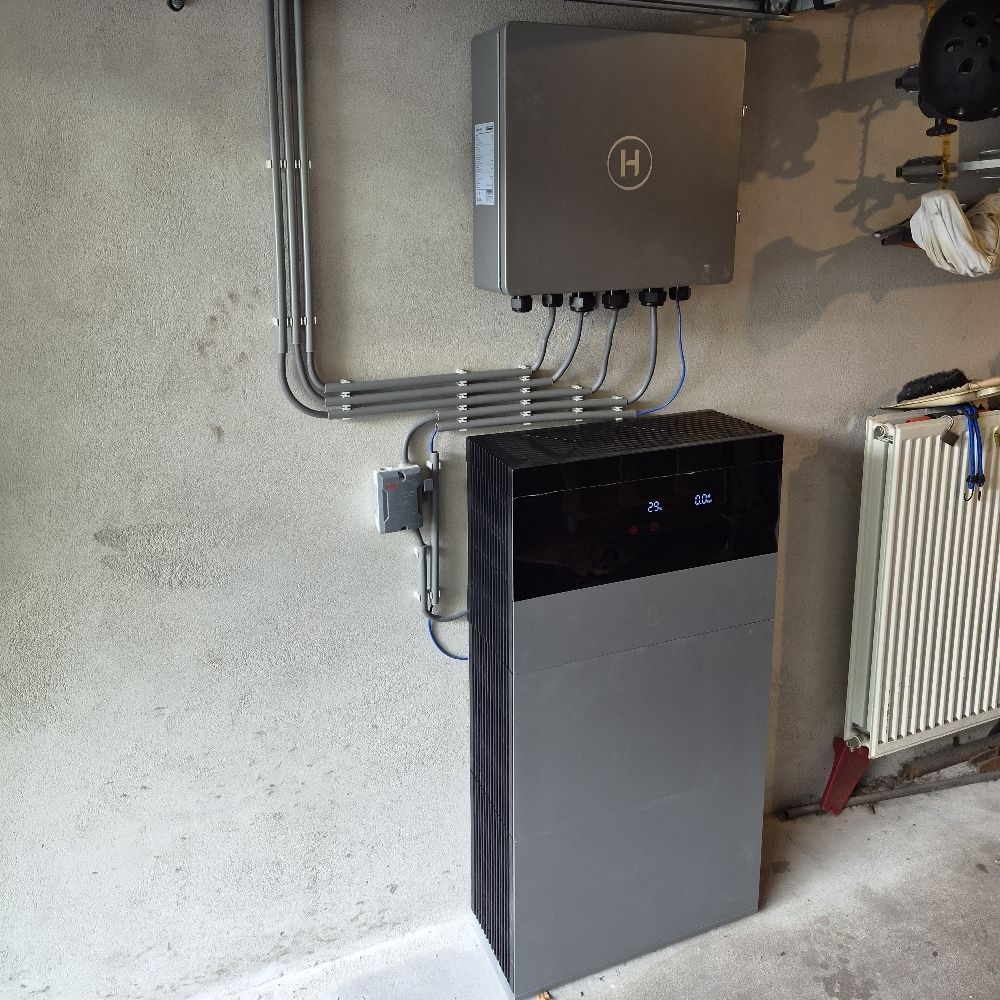 Een thuisbatterij met omvormer die we plaatsten in een garage