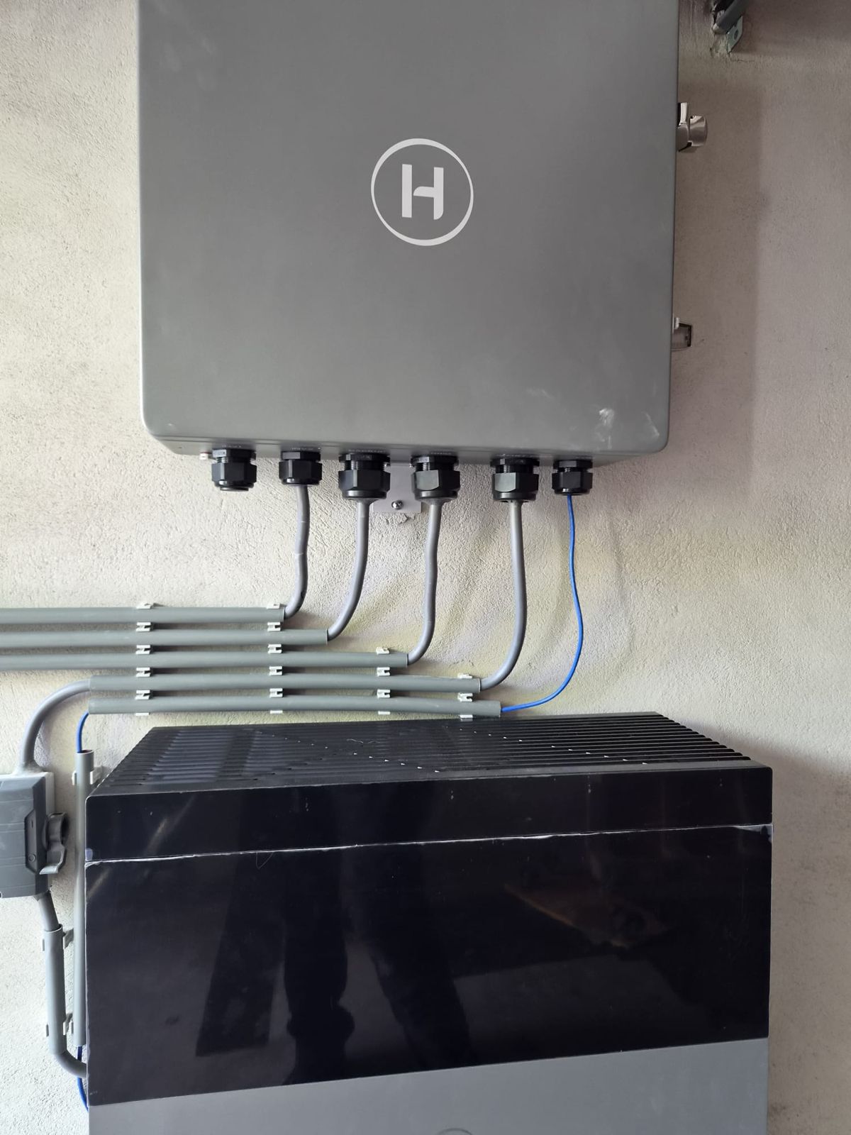 Detail van de aansluitingen onder de omvormer