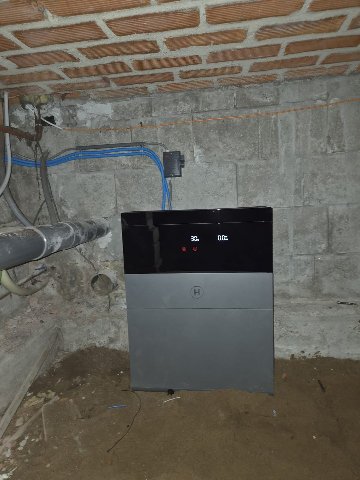 De batterij in de ruimte onder de woning