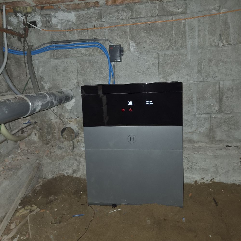 Hoymiles-thuisbatterij met display in de ruimte onder een woning