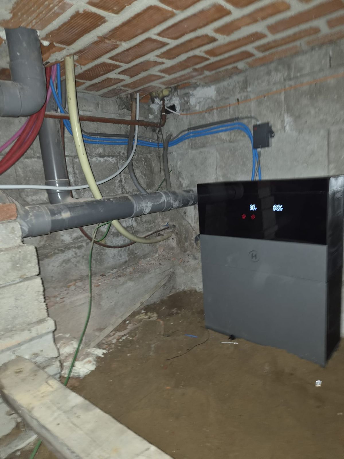 De batterij met de bekabeling langs de wand