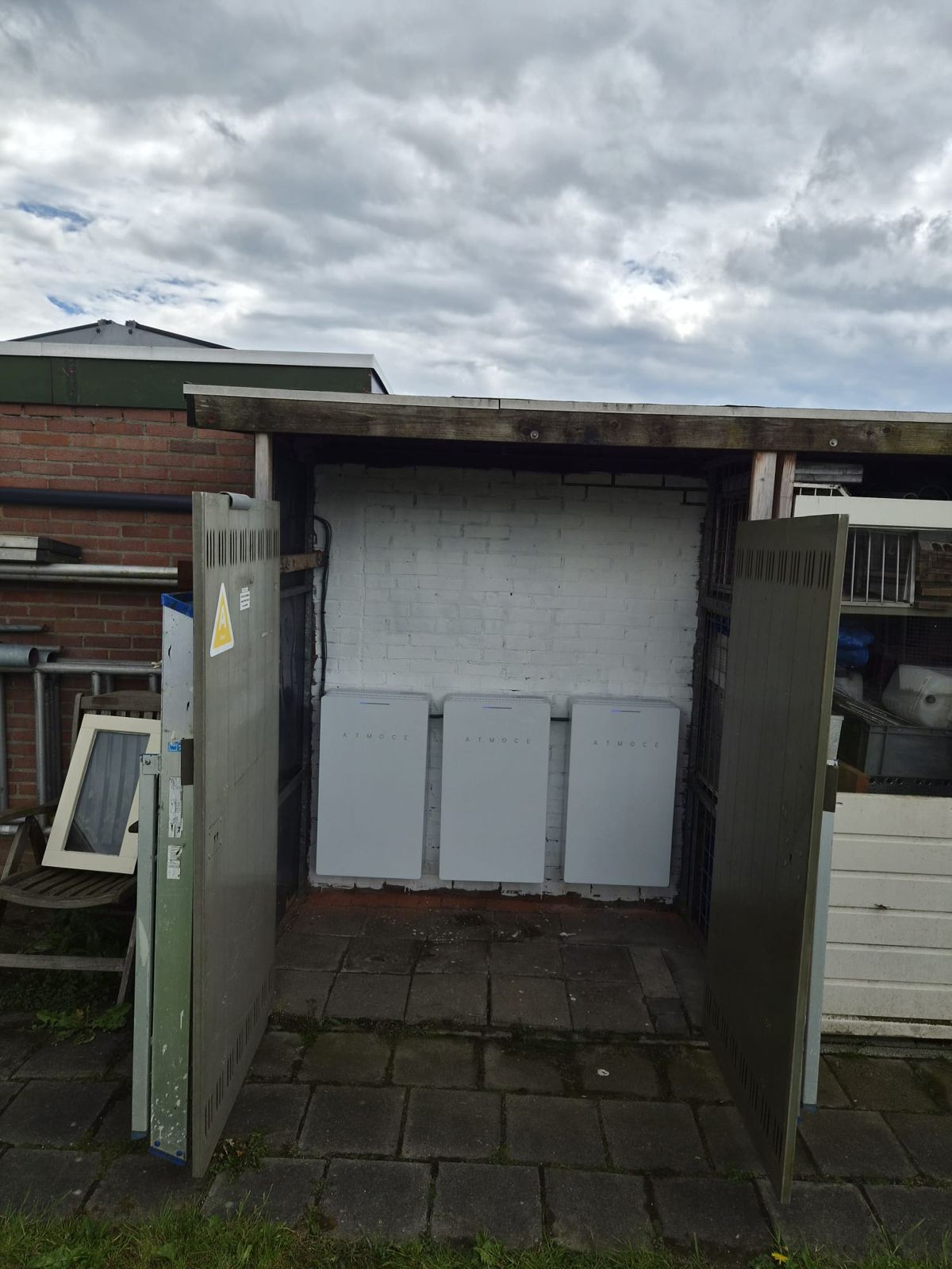 De batterijmodules in de schuur, van dichtbij